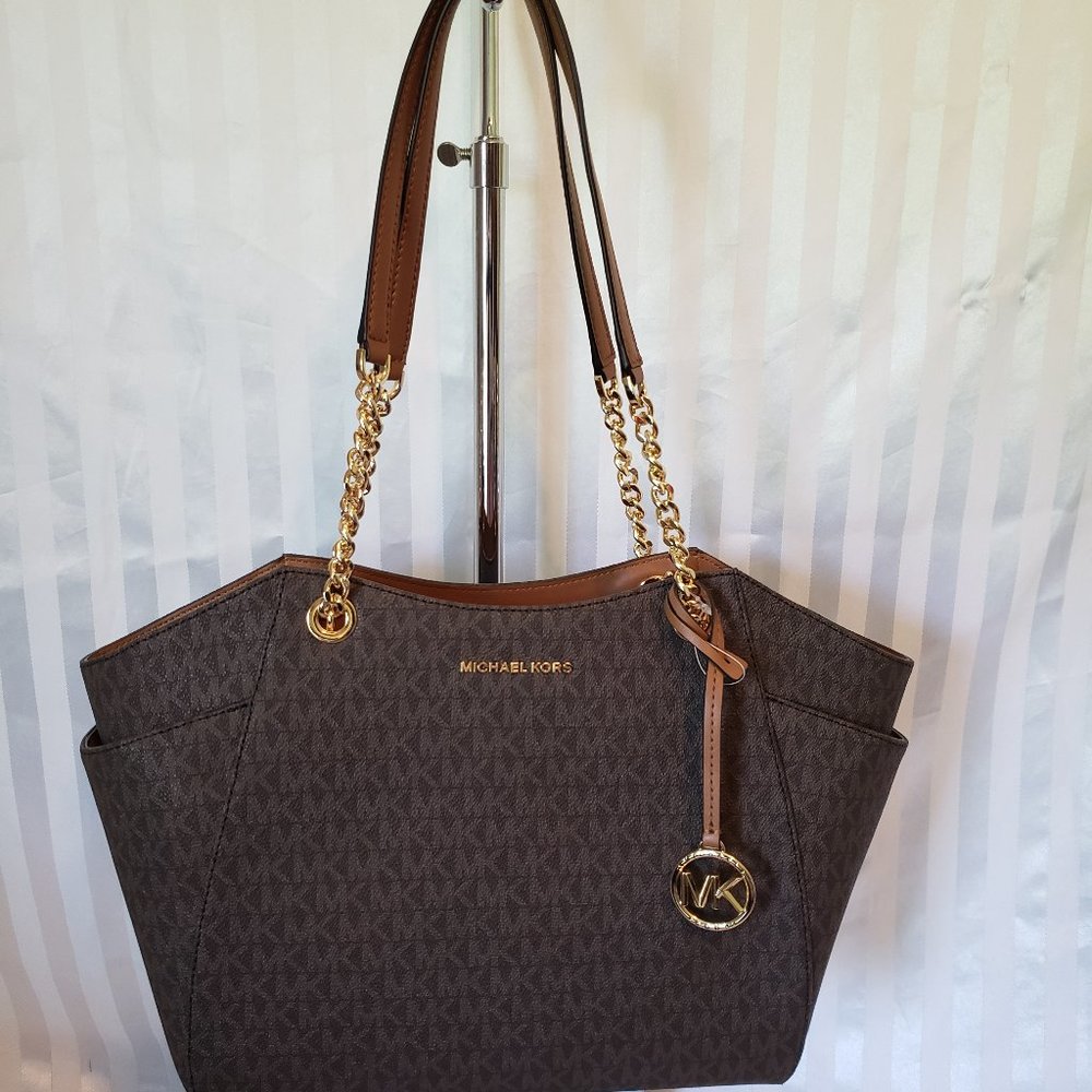 MICHAEL KORS JET SET TRAVEL LARGE SIGNATURE LOGO AND LOGO CHARM CHAIN SEMI LUX